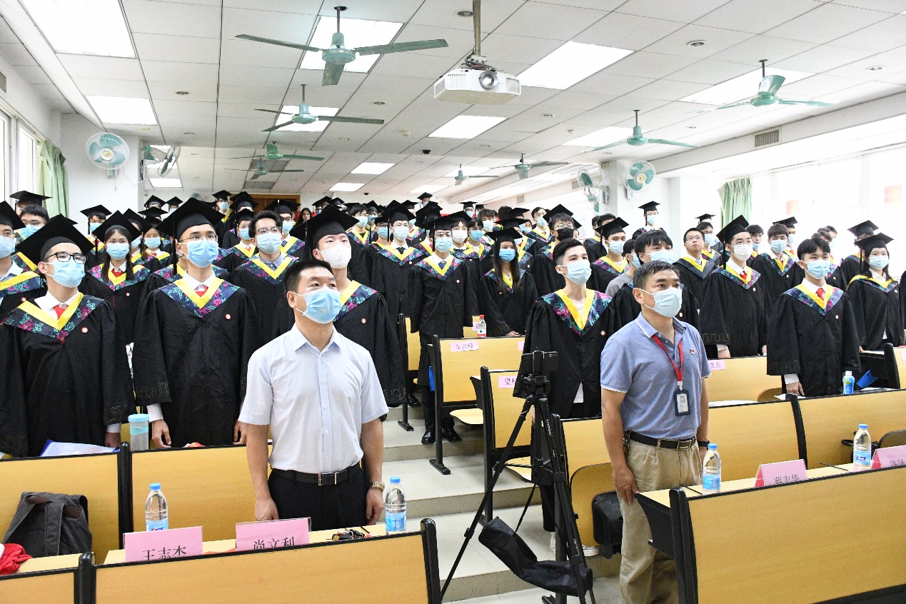 人们在看台上的人在房间里中度可信度描述已自动生成