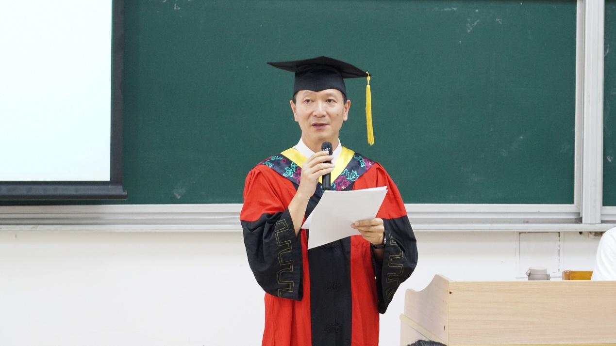 穿着西装笔挺的男子正在演讲中度可信度描述已自动生成